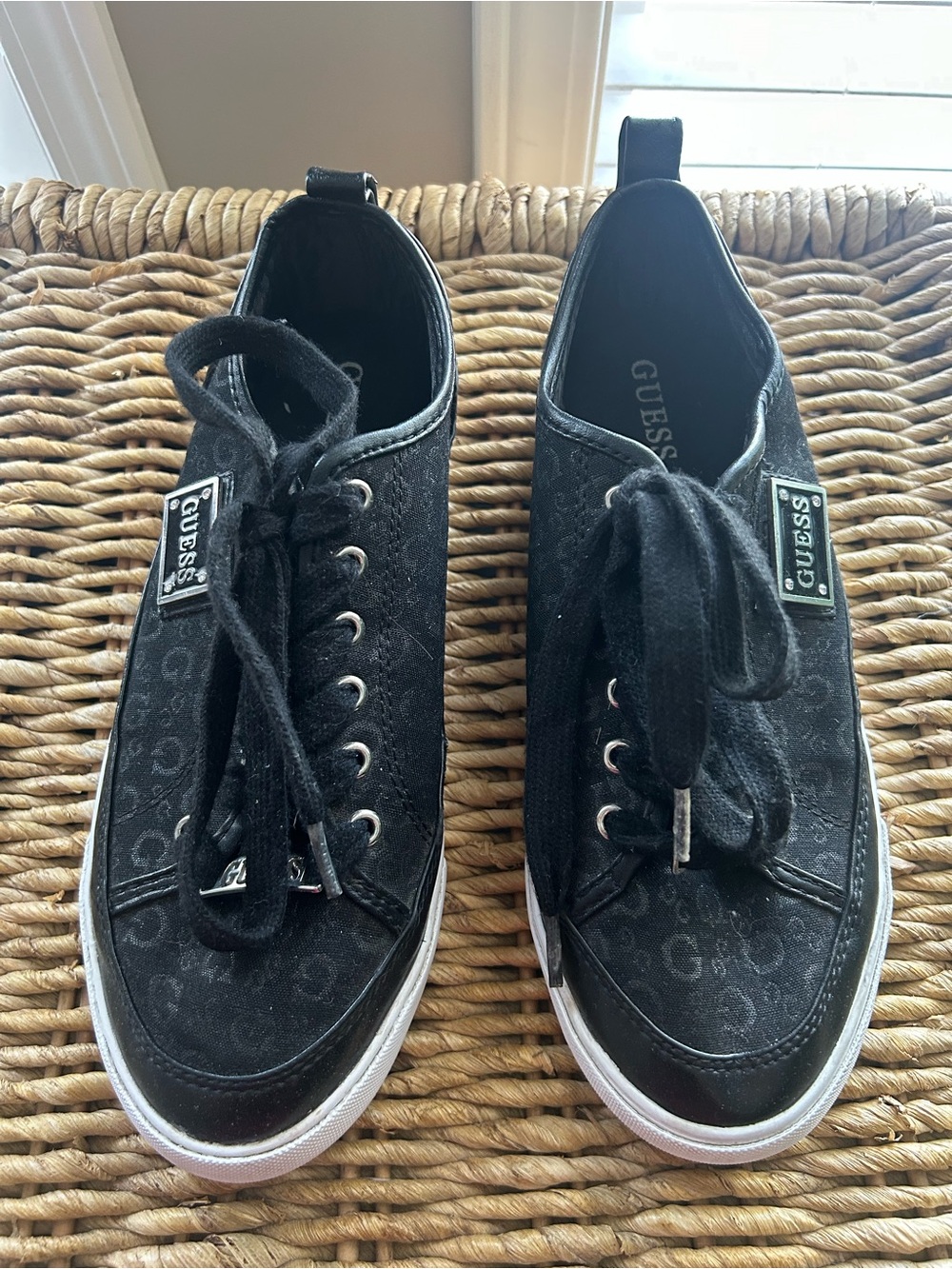 GUESS Women’s GFBaya 2 Black Logo Low-Top Lace-Up Sneakers Size 8.5